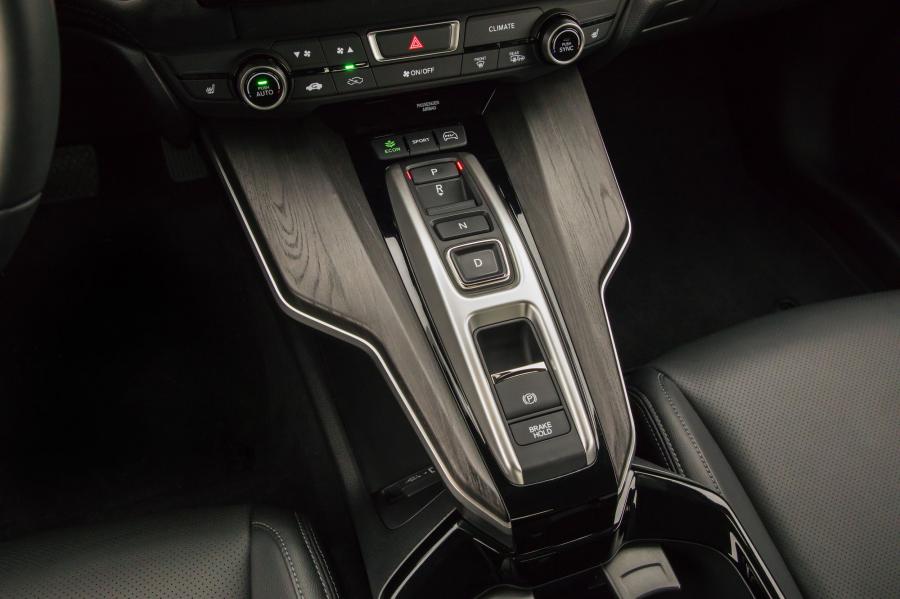 Детали интерьера Honda Clarity Plug-In Hybrid 2017 года  (NA) (фото 60 из 84)